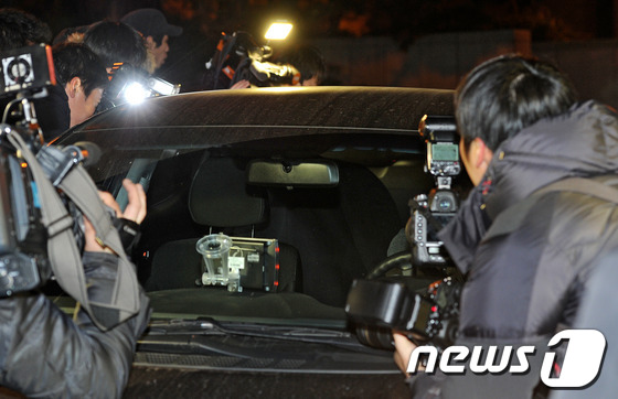 (서울=뉴스1) 박세연 기자 = 피의자와 수사중 부적절한 성관계를 가진 혐의(뇌물수수)로 구속영장이 청구됐던 일명 '성추문 검사'의 영장이 기각된 가운데 27일 새벽 영장이 기각된 …