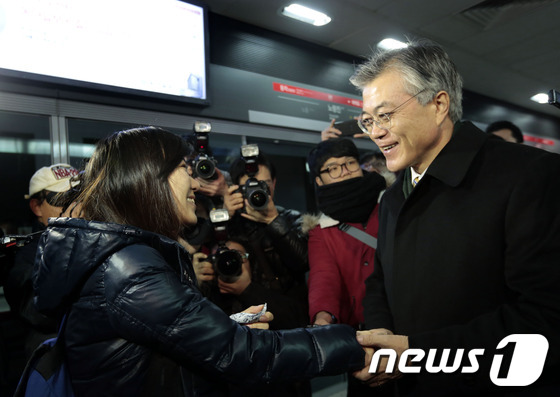 (서울=뉴스1) 김보영  = 27일 오전 본격적인 선거운동이 시작된 가운데 문재인 민주통합당 대선 후보가 노량진 역에서 출근길 시민들과 인사를 나누고 있다. (문재인캠프 제공) 2 …