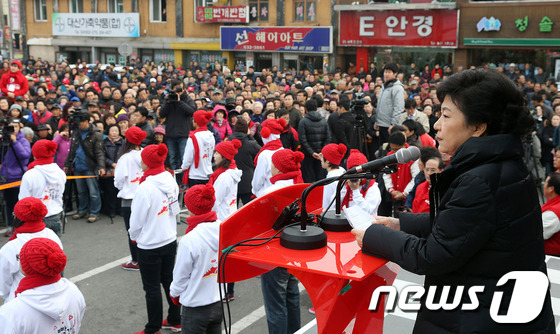 (홍성=뉴스1) 이종덕 기자 = 새누리당 박근혜 대선후보가 공식 선거운동 둘째날인 28일 오전 충남 홍성군 오관리 하상복개주창장에서 차량유세를 펼치고 있다. 2012.11.28/뉴 …