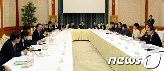 (서울=뉴스1) 오대일 기자 = 이명박 대통령이 28일 청와대에서 제5차 국가정보화전략위원회 보고대회를 주재하고 있다.(청와대 제공) 2012.11.28/뉴스1