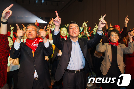 (고양=뉴스1) 유승관 기자 = 안철수 무소속 대선 후보가 3일 오후 경기 고양시 대화동 킨텍스 제2전시장에서 열린 팬클럽 '안철수와 해피스' 콘서트 '오! 해피스 데이'에 참석, …