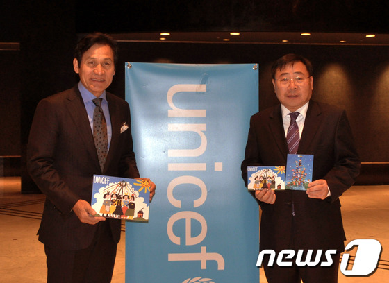 (서울=뉴스1) 김보영  = 29일 그랜드하얏트서울에서 열린 ‘유니세프 후원의 밤’행사에서 이승재 서울지방우정청장이 안성기 유니세프 친선대사와 함께‘유니세프 크리스마스 엽서’를 선 …