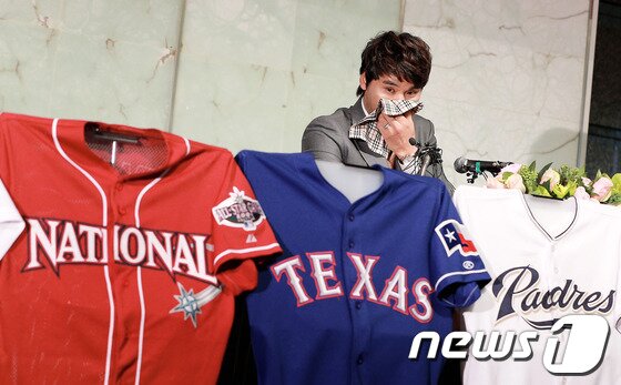 본문 이미지 - '코리안 특급' 박찬호(39)가 30일 서울 소공동 플라자호텔에서 가진 은퇴 기자회견에서 선수생활을 마감하는 소회를 밝히며 눈물짓고 있다. © News1 오대일 기자