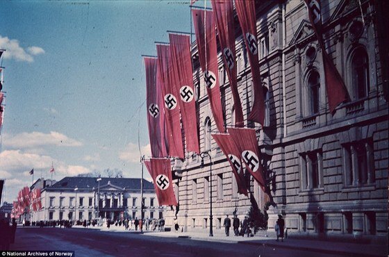 본문 이미지 - 건물 외벽의 수많은 하켄크로이츠 깃발은 1937년 당시 독일에서 아돌프 히틀러의 위세가 얼마나 대단했는지를 보여준다. (National Archives of Norway) © News1 