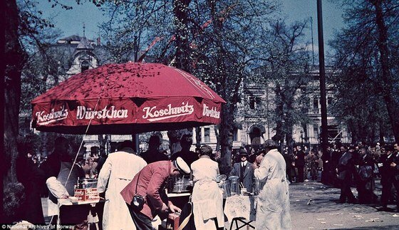 본문 이미지 - 1937년 당시 베를린 시민들이 공원에서 한껏 여유로움을 즐기고 있다. (National Archives of Norway) © News1 