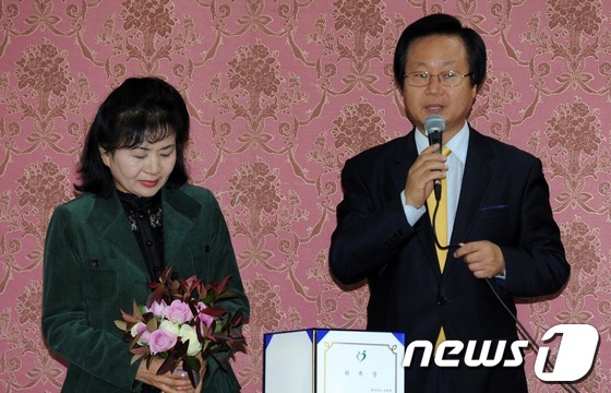 (서울=뉴스1) 손형주 인턴기자 = 유희태 민들래동산대표(전 기업은행 부행장)와 부인 박길주씨가 6일 오전 서울역 KTX 회의실에서 사단법인 한국입양홍보회 주최로 열린 제 10차 …