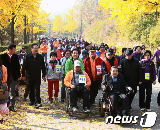 (서울=뉴스1) 김보영  = 9일 오전 서울시 동작구 보라매공원에서 장애인생활체육대회가 열린 가운데 문충실 구청장과 장애인 및 비장애인 1000여 명이 거북이 마라톤을 하고 있다. …