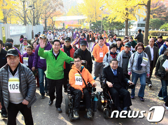 (서울=뉴스1) 김보영  = 9일 오전 서울시 동작구 보라매공원에서 장애인생활체육대회가 열린 가운데 문충실 구청장과 장애인 및 비장애인 1000여 명이 거북이 마라톤을 하고 있다. …