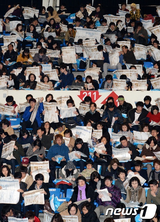 (서울=뉴스1) 손형주 인턴기자 = 1일 오후 서울 잠실 학생실내체육관에서 이투스 청솔 주최로 열린 '2013 수능 실채점 결과 분석 및 정시지원전략 최종 설명회'에서 학부모 및 …