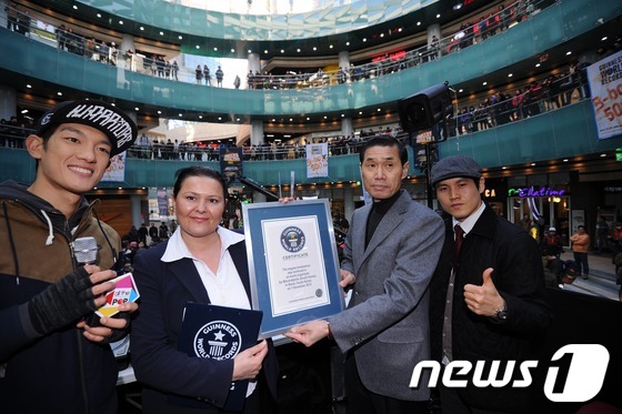 (서울=뉴스1) 박철중 기자 = 최다 비보이 군무 기네스기록 도전행사 열린 1일 오후 서울 합정동 메세나폴리스에서 일본이 보유하고 있던 기록을 깨고 우리나라 비보이들이 기네스 신기 …