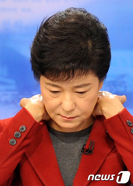 본문 이미지 - 박근혜 새누리당 대통령 후보가 10일 서울 여의도 KBS 스튜디오에서 열린 방송토론에 앞서 목을 만지며 생각을 하고 있다. &#40;사진공동취재단&#41; 2012.12.10/뉴스1 © News1 사진공동취재단