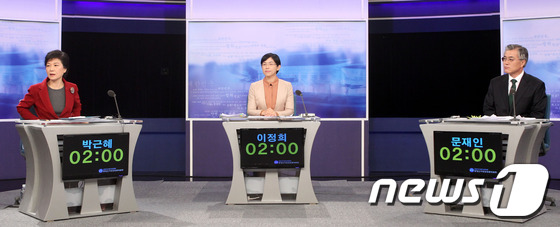 (서울=뉴스1) 사진공동취재단 = 박근혜 새누리당, 이정희 통합진보당, 문재인 민주통합당 후보가 10일 오후 서울 여의도 KBS 본관에서 열린 2차 TV토론을 준비하고 있다. (사 …