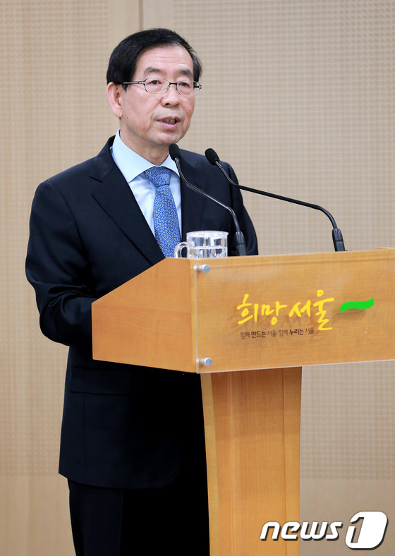 (서울=뉴스1) 오대일 기자 = 박원순 서울시장이 11일 서울시청 신청사 브리핑룸에서 가진 기자설명회에서 동대문디자인플라자(DDP) 운영 계획을 밝히고 있다. 박 시장은 "'24시 …