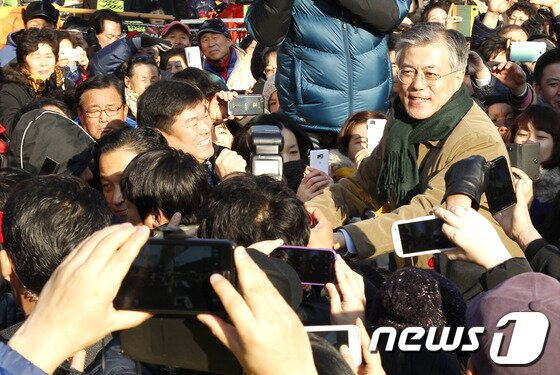 본문 이미지 - &#40;성남=뉴스1&#41; 양동욱 기자= 민주통합당 문재인 후보가 11일 오후 경기 성남시 중앙시장앞에서 지지자와 시민들에게 인사를 하고 있다. 2012.12.11/뉴스1 © News1 양동욱 기자=