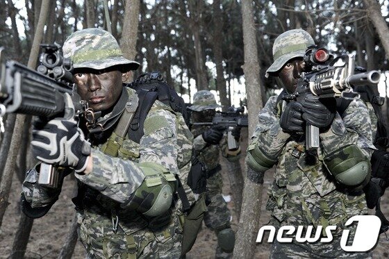 본문 이미지 - 적진에 침투하는 오종혁 병장(오른쪽)./사진제공=해병대1사단© News1 