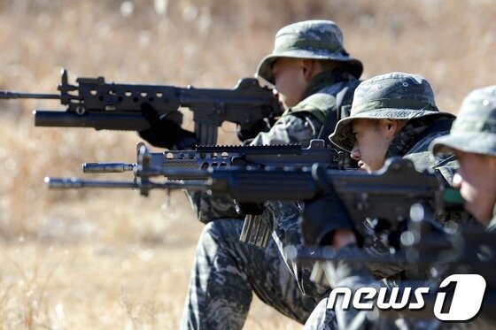 본문 이미지 - 오종혁 병장(가운데)이 전술 사격훈련을 하고 있다./사진제공=해병대1사단© News1 
