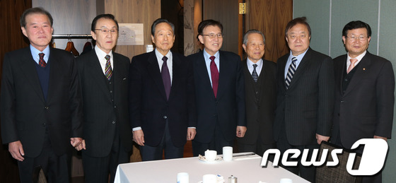(서울=뉴스1) 이종덕 기자 = 김덕룡(오른쪽 네번째) 민족화해협력범국민협의회 대표상임의장과 권노갑(왼쪽 세번째) 민주통합당 상임고문이 12일 오전 서울 서초구 반포동 팔래스호텔에 …
