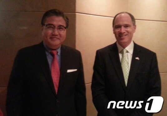 본문 이미지 - 12일 오후 7시 서울 중구 플라자호텔 그랜드볼룸에서 한영협회 연례만찬이 열렸다. 박진 한영협회 회장과 스콧 와이트먼 주한 영국대사가 함께 했다. © News1 박응진 기자 