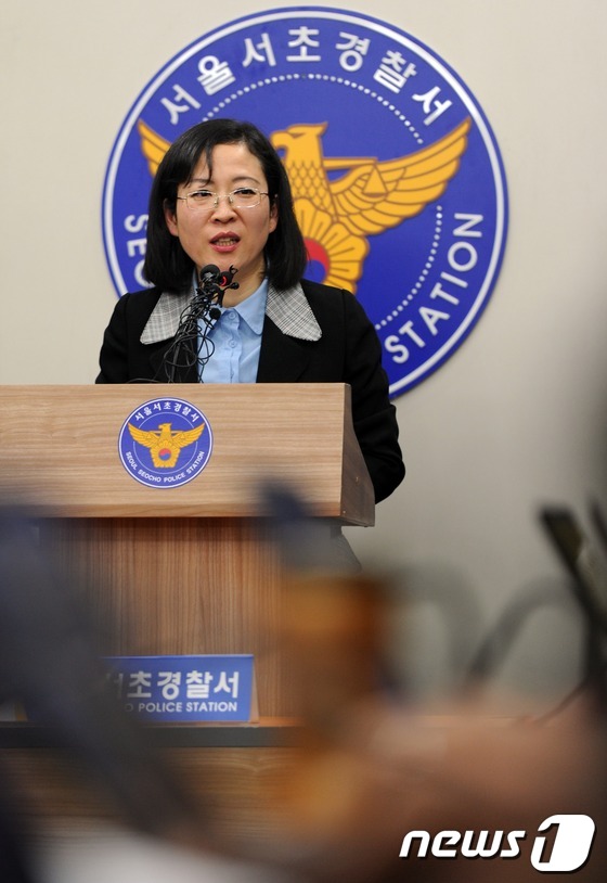 (서울=뉴스1) 허경 기자 = 14일 오후 서울 서초경찰서에서 임병숙 수사과장이 검사 성추행 피해여성 사진유출 사건과 관련해 중간 수사 내용을 발표하고 있다. 2012.12.14/ …