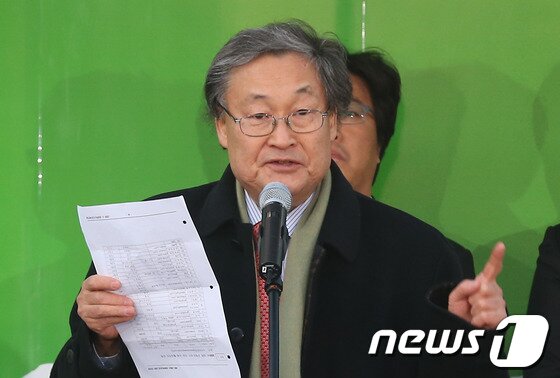 본문 이미지 - 2012년 12월15일 오후 서울 광화문광장에서 열린 문재인 당시 민주통합당 대선 후보의 서울지역 대규모 집중유세에서 정연주 전 KBS 사장이 지원연설을 하고 있다. 2012.12.15/뉴스1