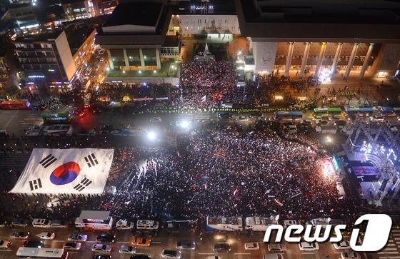 (서울=뉴스1) 이종덕 기자 = 18일 박근혜 새누리당 대통령후보의 광화문광장 유세장에 군중들 사이로 대형 태극기가 펼쳐져 있다. 박 후보는 광화문 유세 후 서울 명동,동대문, 건 …