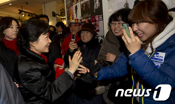 (서울=뉴스1) 이명근 기자 = 새누리당 박근혜 대선후보가 18일 오후 서울 동대문 패션쇼핑몰에서 선거운동종료시간을 앞두고 막판까지 총력유세를 펼치고 있다. 2012.12.18/뉴 …