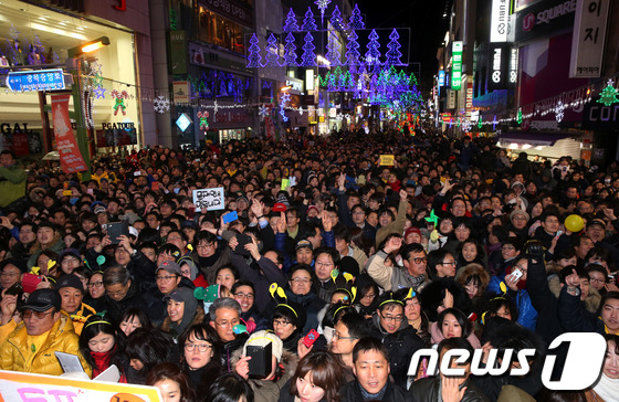 (부산=뉴스1) 양동욱 기자 = 18일 저녁 부산 중구 광복동 거리에서 열린 문재인 민주통합당 대선 후보의 시민들과의 인사에서 지지자들이 모여 인산인해를 이루고 있다. 2012.1 …