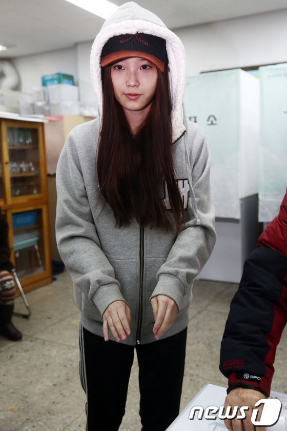 가수 아이유가 제18대 대통령선거 날인 19일 오전 서울 방배동 방현초등학교에 마련된 투표소에 투표를 하고 있다. 2012.12.19 머니투데이/뉴스1