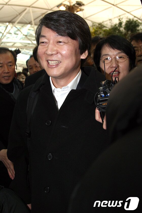 본문 이미지 - 안철수 전 무소속 대선후보가 18대 대통령 선거일인 19일 오후 인천국제공항을 통해 미국으로 출국하고 있다. 안 전 후보는 이날 부인 김미경 교수와 함께 한강로동 제4투표소인 한강초등학교에서 소중한 한 표를 행사했다. 2012.12.19/뉴스1 © News1 박정호 기자