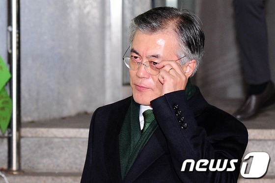 (서울=뉴스1) 한재호 기자 = 제 18대 대통령선거에서 사실상 낙선이 확정된 민주통합당 문재인 후보가 19일 밤 서울 종로구 구기동 자택에서 나와 당사로 향하고 있다. 2012. …