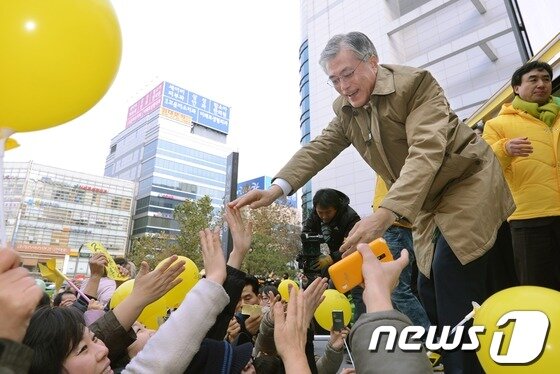 본문 이미지 - 문재인 민주통합당 대선 후보가 2일 오후 인천 남구 신세계백화점 인천점 앞 광장에서 열린 집중유세에서 시민들에게 지지를 호소하고 있다. © News1 양동욱 기자