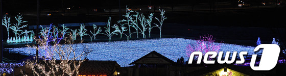 (파주=뉴스1) 박세연 기자 = 성탄절을 앞둔 23일 저녁 빛 축제가 개막한 경기도 파주 프로방스를 찾은 시민들이 즐거운 시간을 보내고 있다. 형형색색의 LED조명과 음악이 어우러 …