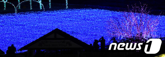 (파주=뉴스1) 박세연 기자 = 성탄절을 앞둔 23일 저녁 빛 축제가 개막한 경기도 파주 프로방스를 찾은 시민들이 즐거운 시간을 보내고 있다. 형형색색의 LED조명과 음악이 어우러 …