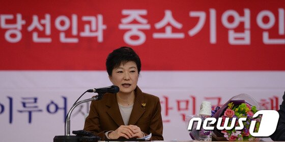 본문 이미지 - 박근혜 대통령 당선인이 26일 서울 여의도 중소기업중앙회 대회의실에서 열린 &#39;회장단과의 만남&#39; 자리에서 인사말을 하고 있다. 2012.12.26/뉴스1 © News1   사진공동취재단