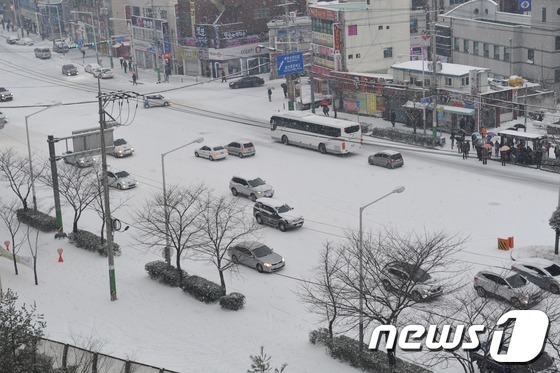 (울산=뉴스1) 변의현  기자 = 남부지방에 대설주의보가 발효된 가운데 28일 오전 울산시 중구 병영삼일아파트 인근 도로에 밤사이 내린 눈이 쌓여 차량들이 거북이 운행을 하고 있다 …
