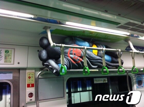 본문 이미지 - 지하철 2호선에 설치된 '잠든 취객' 조형물© News1   장은지 기자