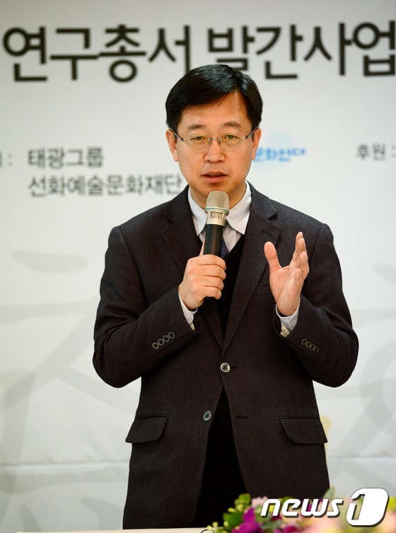 (서울=뉴스1) 손형주 인턴기자 = 김성일 문화체육관광부 문화정책관 국장이 3일 오전 서울 중구 남대문로 흥국생명빌딩에서 열린 '세종정신 담은 공공언어 연구총서 발간사업 협약식'에 …