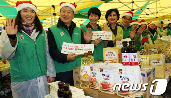 (서울=뉴스1) 송원영 기자 = 3일 오후 서울 동대문구 대상 본사 주차장에서 열린 '청정원과 함께하는 나눌수록 맛있는 2012개의 행복' 행사에서 명형섭 대상 대표이사와 배우 정 …