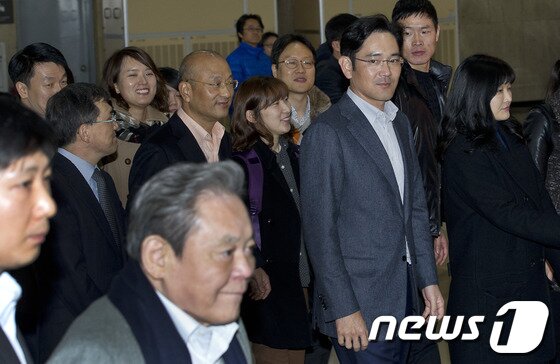 본문 이미지 - 이재용 삼성전자 부회장이 2012년 12월 서울 김포공항에서 한달 여간의 신경영 구상차 나간 해외출장을 마치고 입국하는 이건희 회장을 바라보고 있다. 2012.12.30/뉴스1