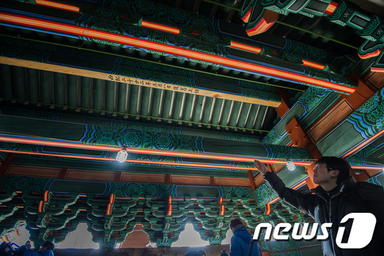 (서울=뉴스1) 유승관 기자 = 문화재청이 31일 오후 내부 복원공사가 진행중인 국보1호 숭례문의 내부 모습을 언론에 공개했다. 사진은 숭례문 2층 내부 모습으로 상량식때 올린 상 …