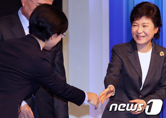 (서울=뉴스1) 이종덕 기자 = 새누리당 박근혜 대선 후보와 통합진보당 이정희 대선 후보가 4일 오후 서울 여의도 MBC 스튜디오에서 열린 첫 TV토론을 마친 뒤 악수를 나누고 있 …
