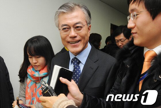 본문 이미지 - 4일 오후 서울 여의도 MBC에서 중앙선거관리위원회 주최로 열린 첫 번째 대선후보 TV토론회를 끝낸 문재인 민주통합당 대선후보가 환한 얼굴로 퇴장하고 있다. 2012.12.4/뉴스1 © News1 이종덕 기자