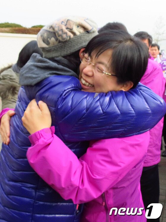 본문 이미지 - 이정희 통합진보당 대선 후보가 총회장으로 들어기기 전 한 지자자를 부둥켜 안고 있다./최창호 기자© News1 