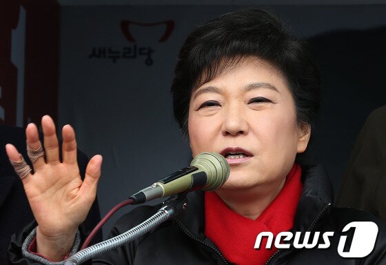 본문 이미지 - 박근혜 새누리당 대선후보가 5일 전남 여수시 서교동 여수 서시장 앞에서 유세차량에 올라 지지를 호소하고 있다. 2012.12.05/뉴스1 © News1 박정호 기자