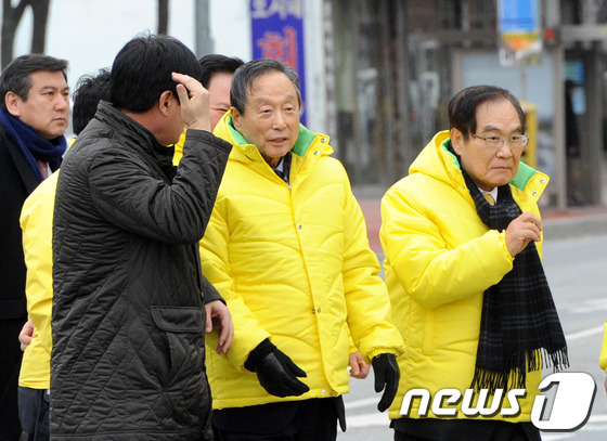 (전주=뉴스1) 김대웅 기자 = 권노갑 민주통합당 상임고문(가운데)과 임채정 전 국회의장(오른쪽) 및 당 관계자들이 5일 전북 전주 금암동 모래내 시장 사거리에서 시민들과 상인들에 …