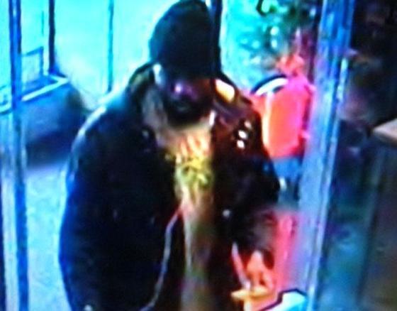 본문 이미지 - CCTV에 찍힌 용의자의 모습./사진=뉴욕데일리뉴스© News1 