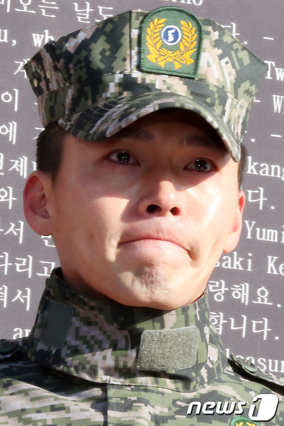 = 배우 현빈이 6일 오전 경기도 화성시 해병대사령부에서 전역 신고식을 마친 뒤 팬들 앞에서 눈물을 흘리고 있다. 2012.12.6 머니투데이/뉴스1