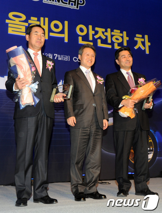 (서울=뉴스1) 허경 기자 = 7일 오후 서울 삼성동 코엑스에서 열린 2012 올해의 안전한 차 선정 시상식에서 기아 K9과 한국GM 말리부가 우수 차량에 선정됐다. 권도엽 국토해 …