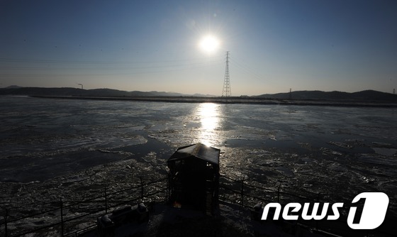 (파주=뉴스1) 한재호 기자 = 서울의 최저기온이 영하 13.2도까지 떨어지는 등 전국의 기온이 큰 폭으로 떨어지며 올겨울 들어 가장 추운 날씨를 보인 9일 경기도 파주 임진강을 …