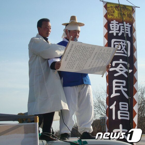 본문 이미지 - 정읍 고부에서 118년전 고부관아를 점령한 재현행사에서 전봉준 장군이 포고문을 낭독하고 있다. © News1  